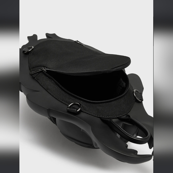 Black Beetle-Shaped Backpack - Picture 4 of 5